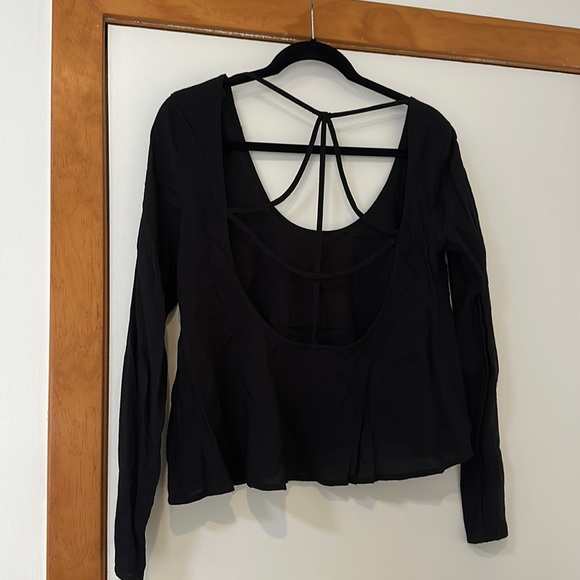 Backless Long-Sleeved Crop Top - Picture 2 of 4